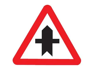 P-1. Intersección con prioridad: llegas a un cruce en el que la preferencia es tuya.