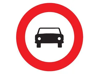 R-103. Entrada prohibida a vehículos de motor, salvo motocicletas de dos ruedas.
