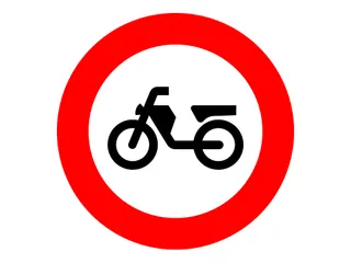 R-105. Entrada prohibida a ciclomotores.