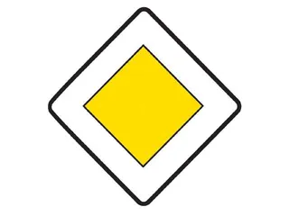 R-3. Calzada con prioridad: la mantienes hasta que otra señal la anule.