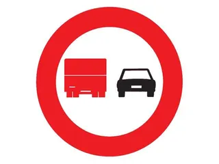 R-306. Adelantamiento prohibido para camiones.